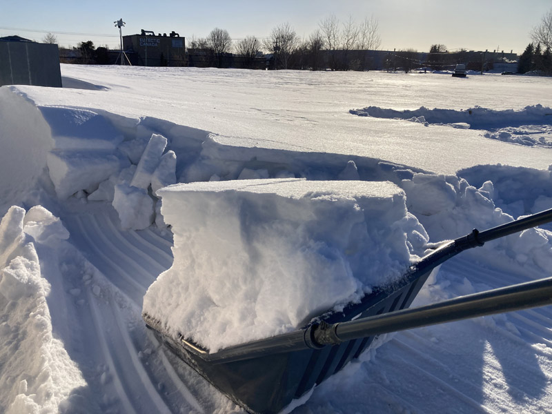 Déneigement de toiture à Granby et Bromont – Vert Pelouse