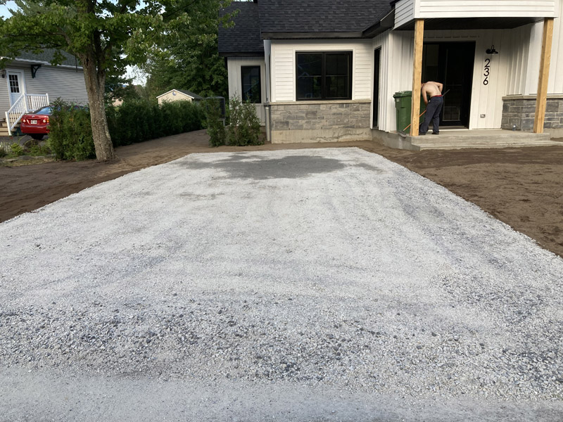 Nivelage de terrain à Granby et Waterloo – Vert Pelouse