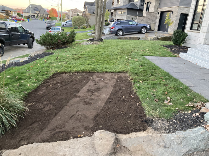 Pose de tourbe fraîche résidentielle en Estrie – Vert Pelouse