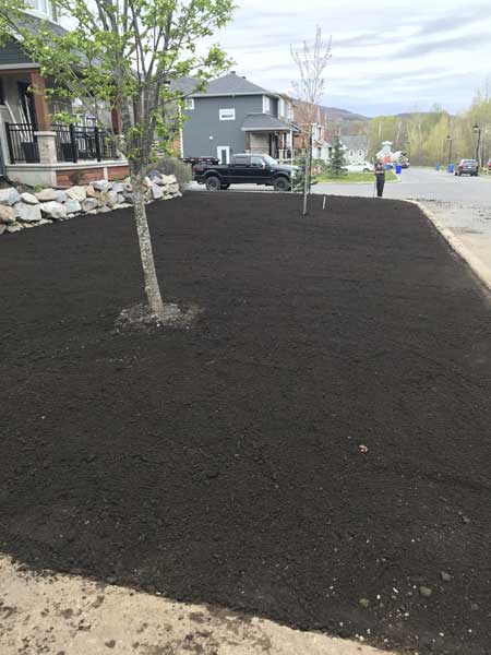 Nivelage et égalisation de terrain à Granby et Waterloo – Vert Pelouse